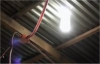 Ils s'éclairent avec des bouteilles d'eau — vidéo 