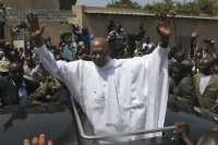 Abdoulaye Wade oublie son enveloppe dans l'isoloir 