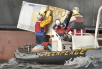 Greenpeace interpelle un chalutier usine pillant les eaux d'Afrique de (…) 