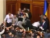 Une bagarre éclate au Parlement ukrainien ! — Vidéo 