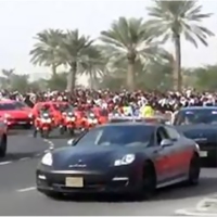 Au Qatar, la police patrouille en Porsche — Vidéo 